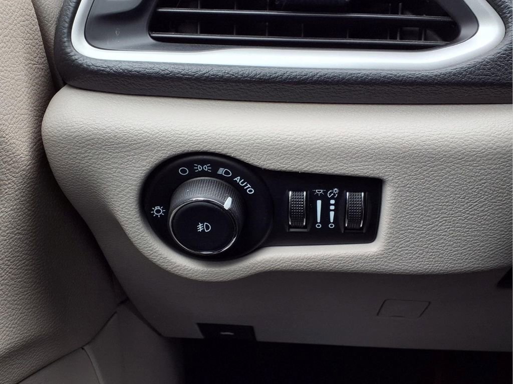 Used 2024 Chrysler Pacifica Limited FWD image 20