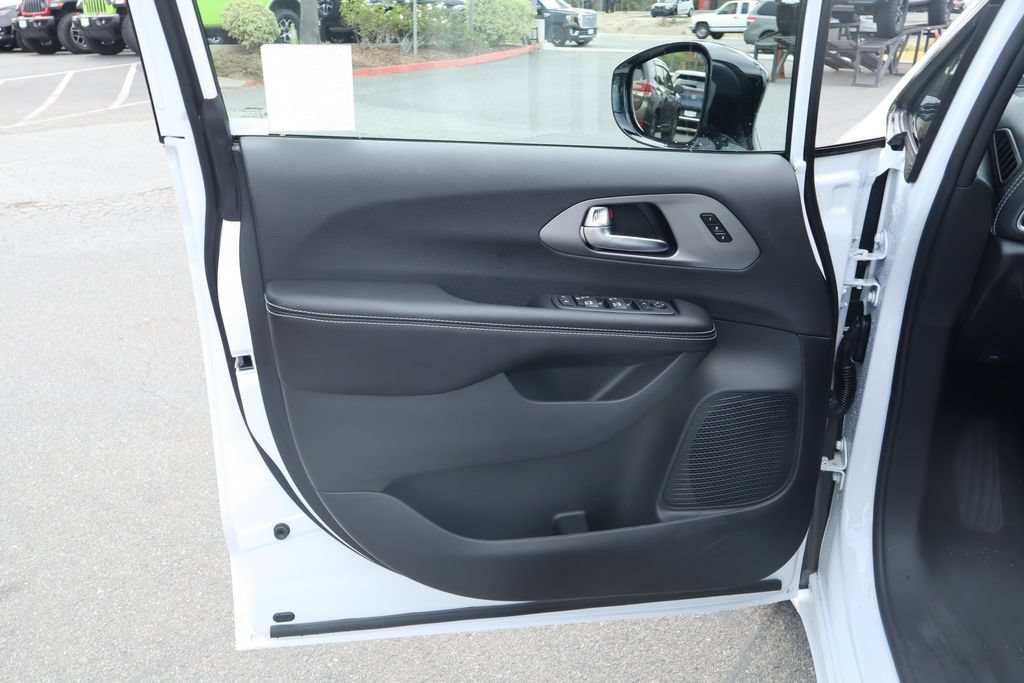 New 2027 Chrysler Pacifica Limited AWD/4WD image 14