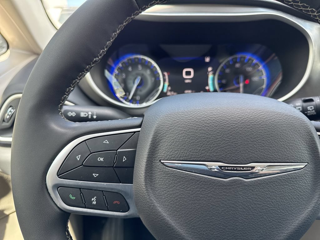 Used 2024 Chrysler Pacifica Touring-L FWD image 30