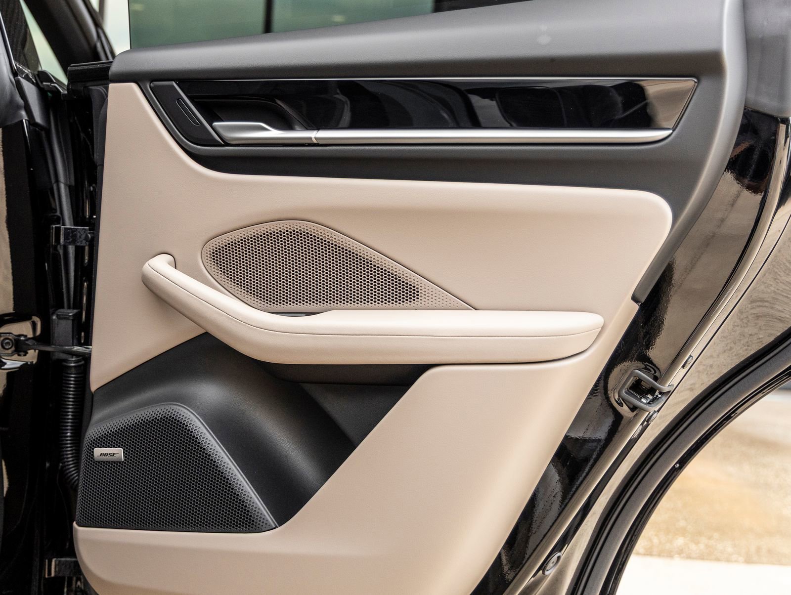 Certified 2025 Porsche Macan 4 Electric image 34