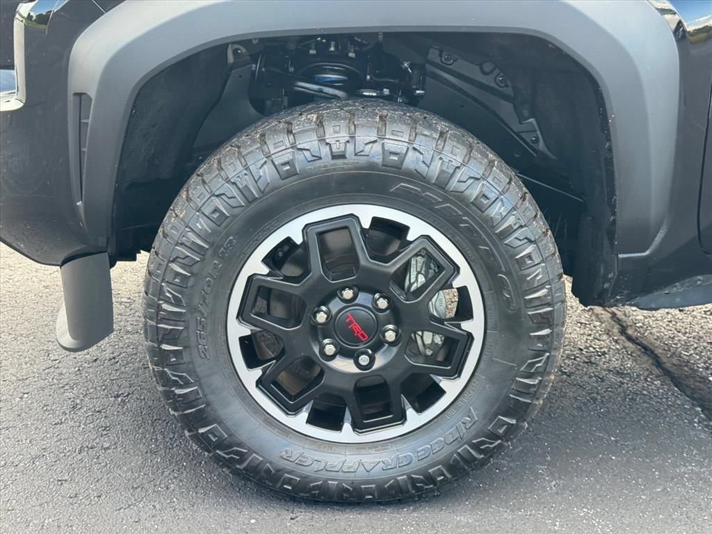 Used 2025 Toyota Tacoma TRD Off-Road AWD/4WD image 9