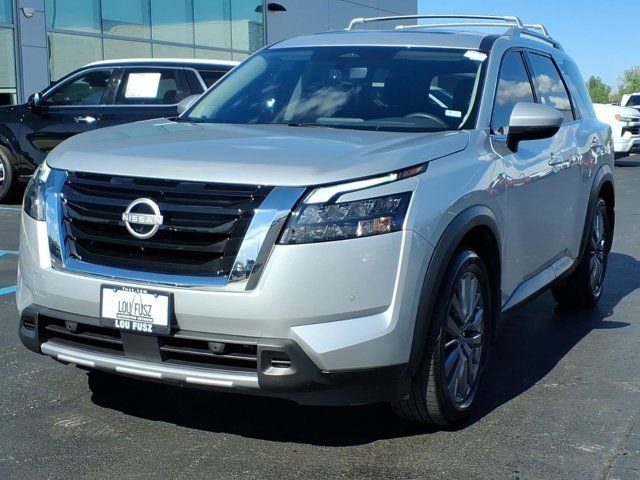 Used 2025 Nissan Pathfinder SL w/ SL Premium Package image 2