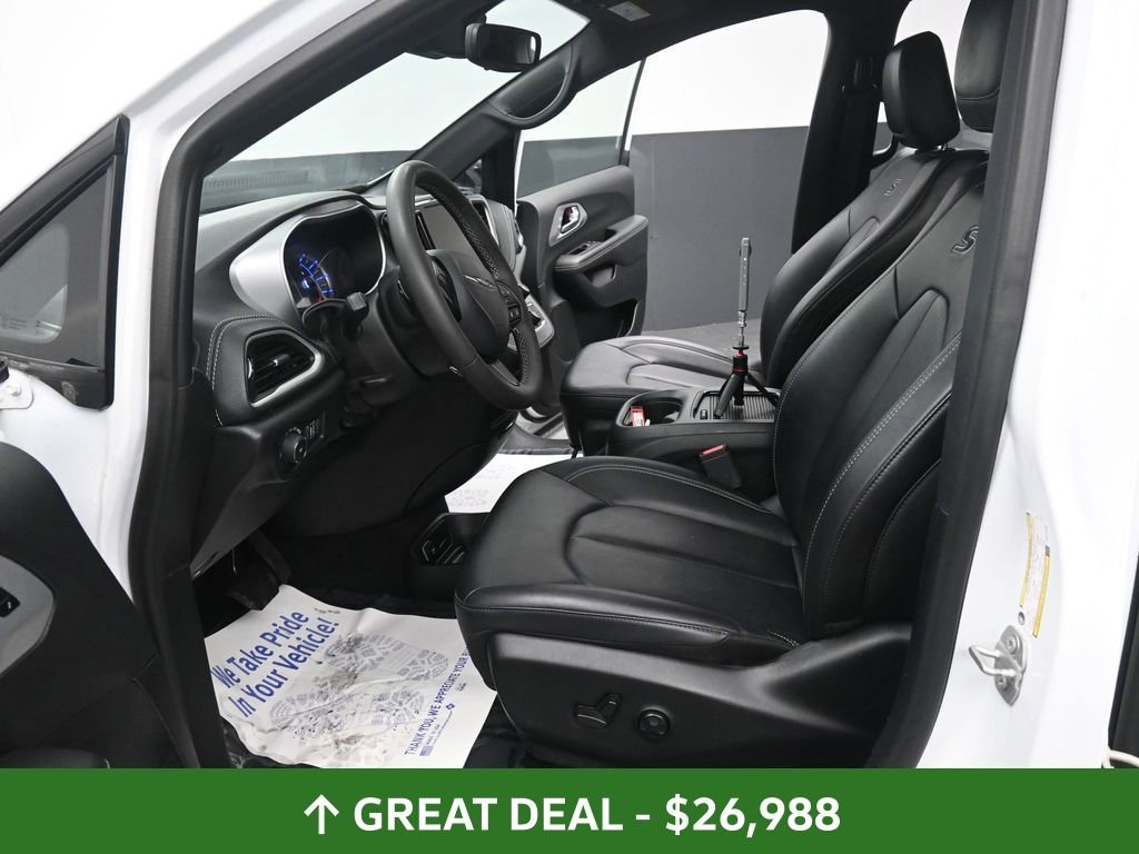 Used 2024 Chrysler Pacifica Select image 32
