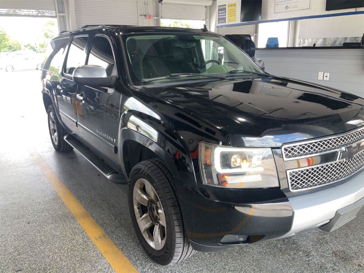 Used 2007 Chevrolet Suburban LT w/ LT Preferred Equipment Group AWD/4WD image 2