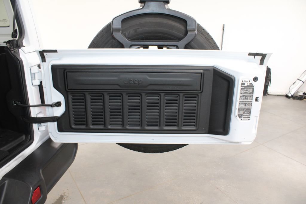 Used 2024 Jeep Wrangler Sahara image 21