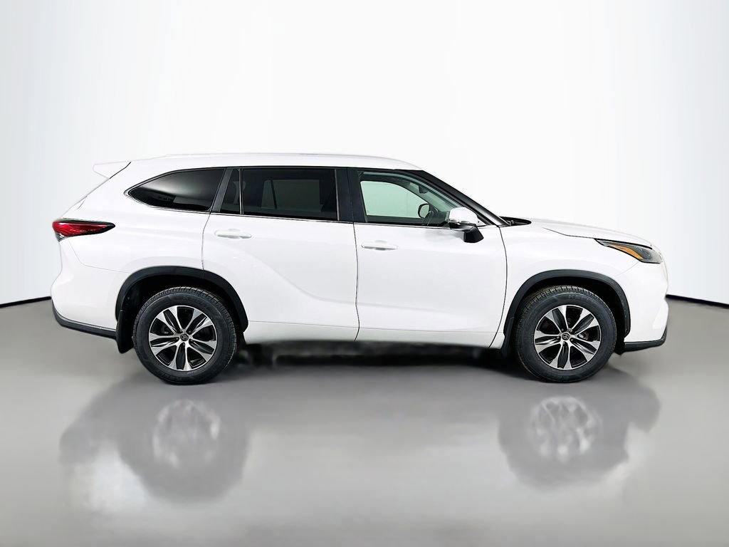 Used 2023 Toyota Highlander XLE AWD/4WD image 4