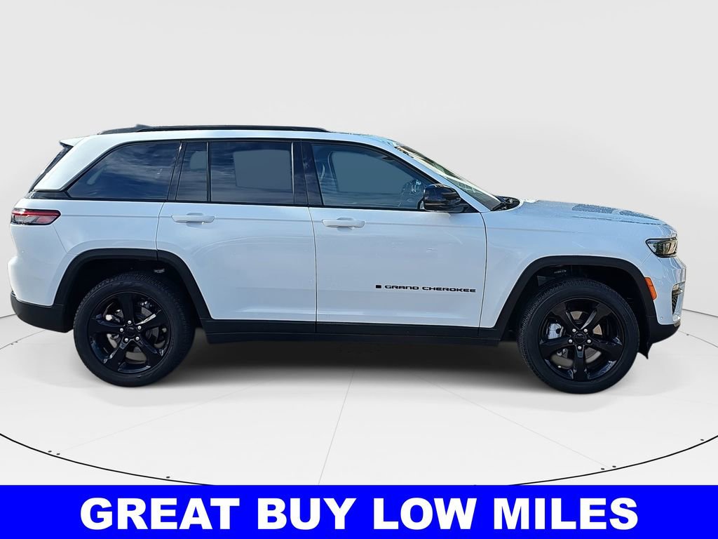 Used 2023 Jeep Grand Cherokee Limited w/ Luxury Tech Group II image 2