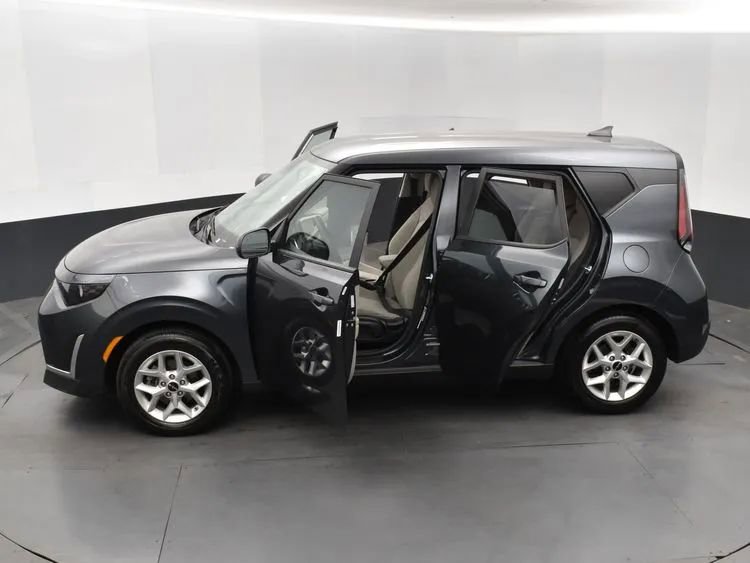 Used 2025 Kia Soul LX w/ LX Technology Package FWD image 7