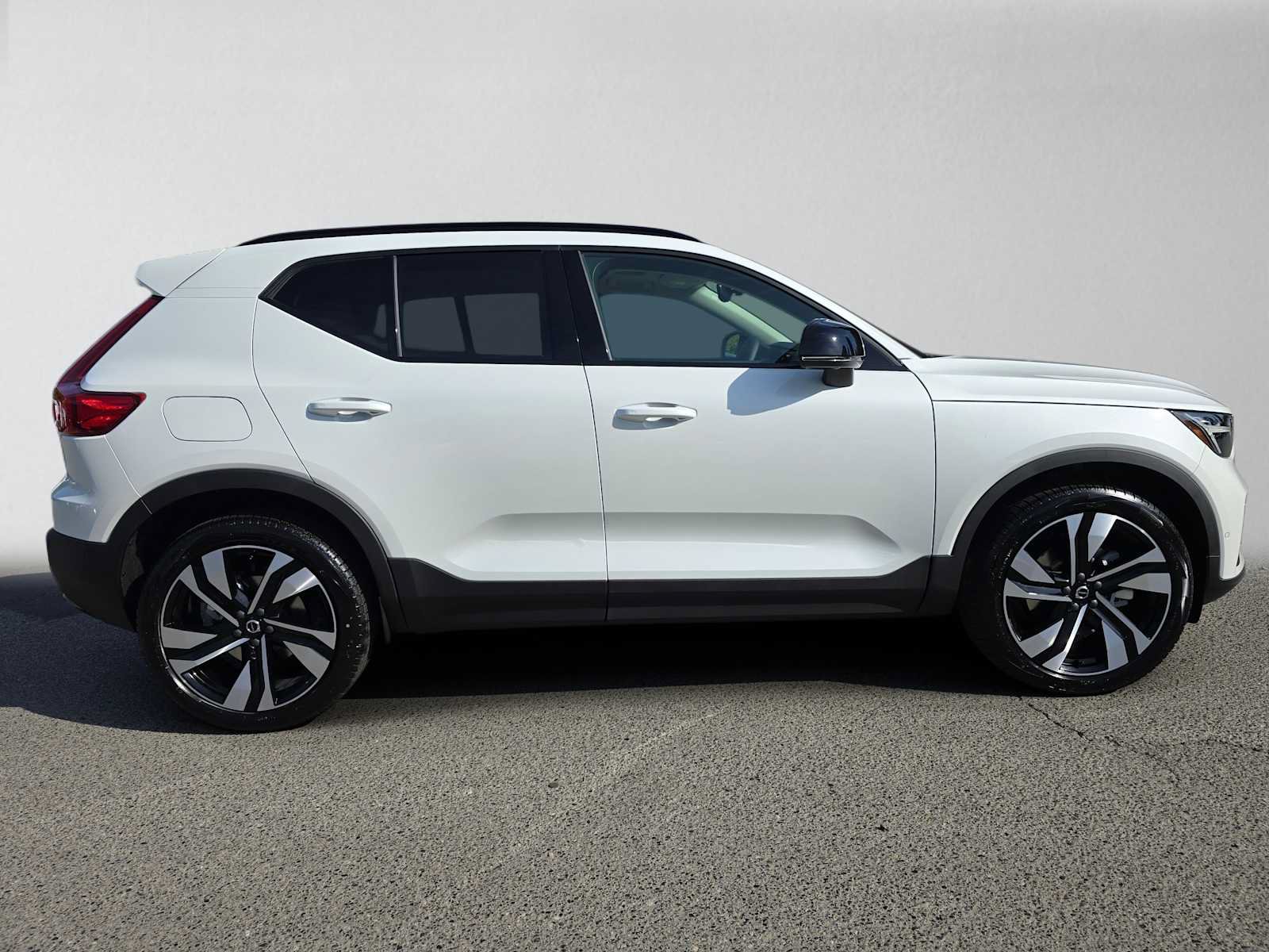 New 2026 Volvo XC40 B5 Ultra w/ Protection Package Premier AWD/4WD image 2