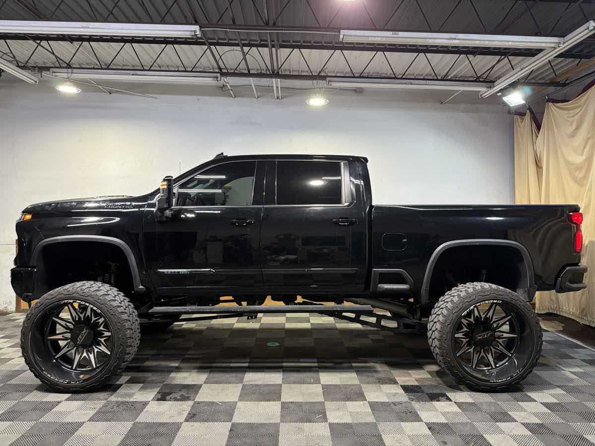 Used 2024 Chevrolet Silverado 2500 High Country w/ Midnight Edition AWD/4WD image 2
