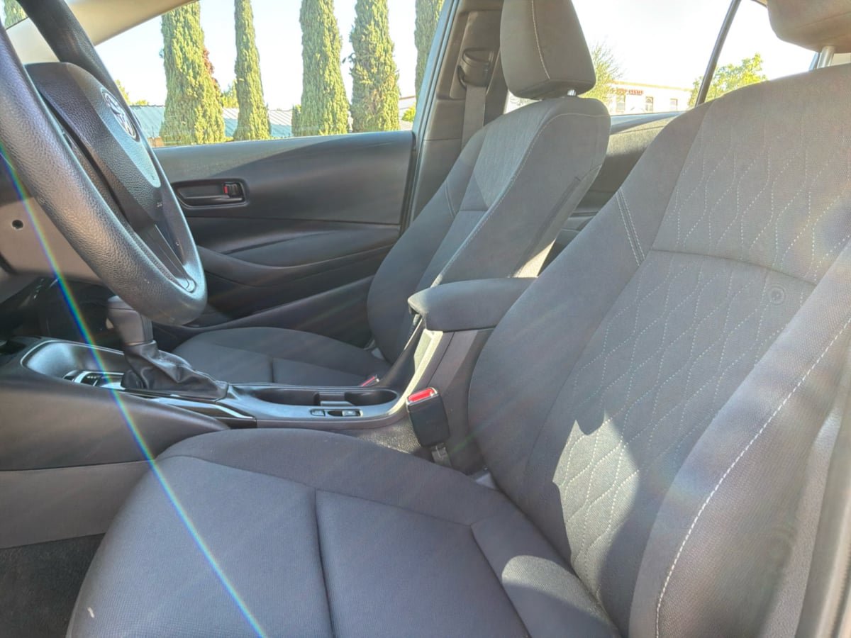 Used 2025 Toyota Corolla LE w/ LE Premium Package FWD image 18