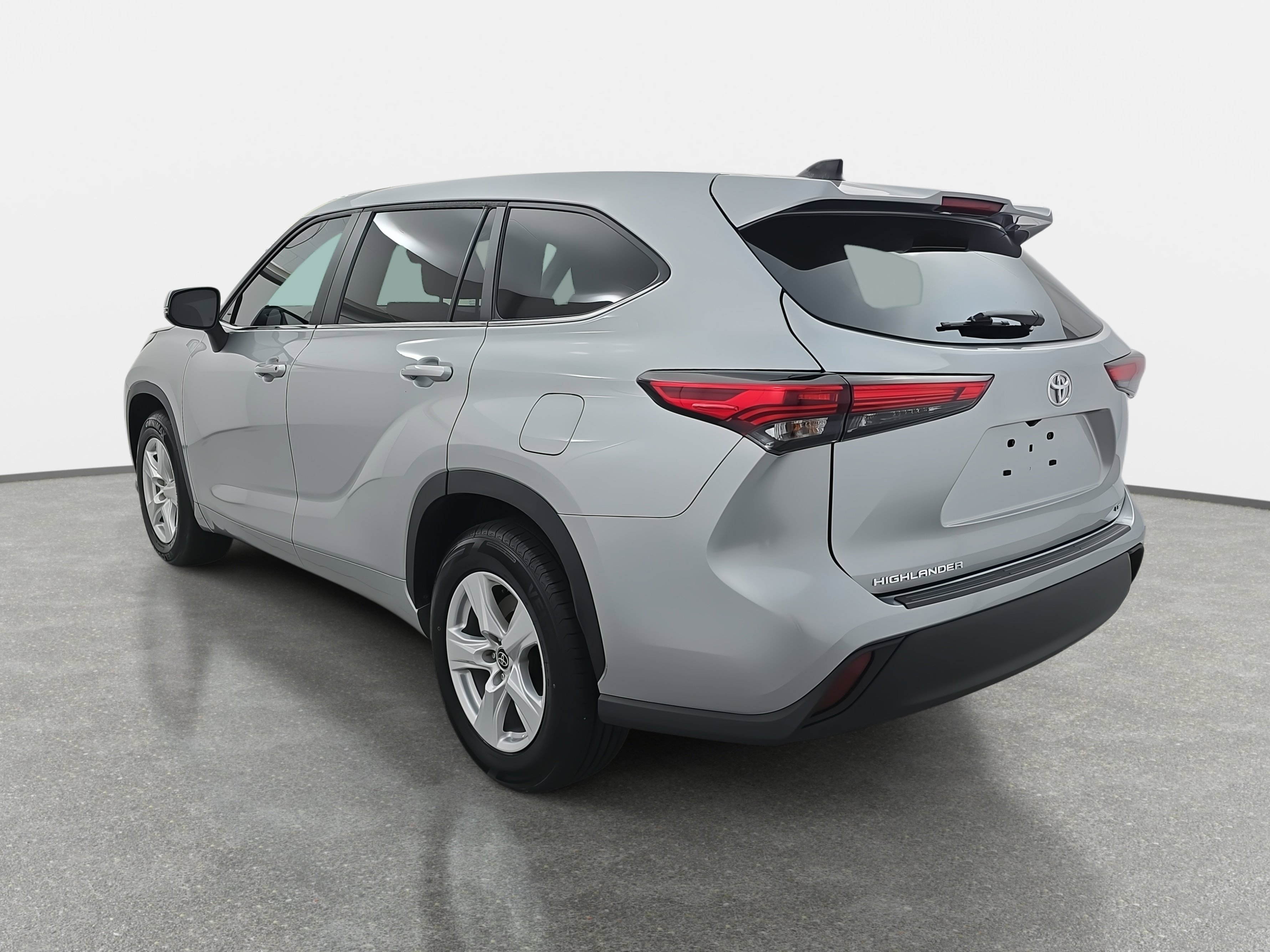 Used 2023 Toyota Highlander L image 5