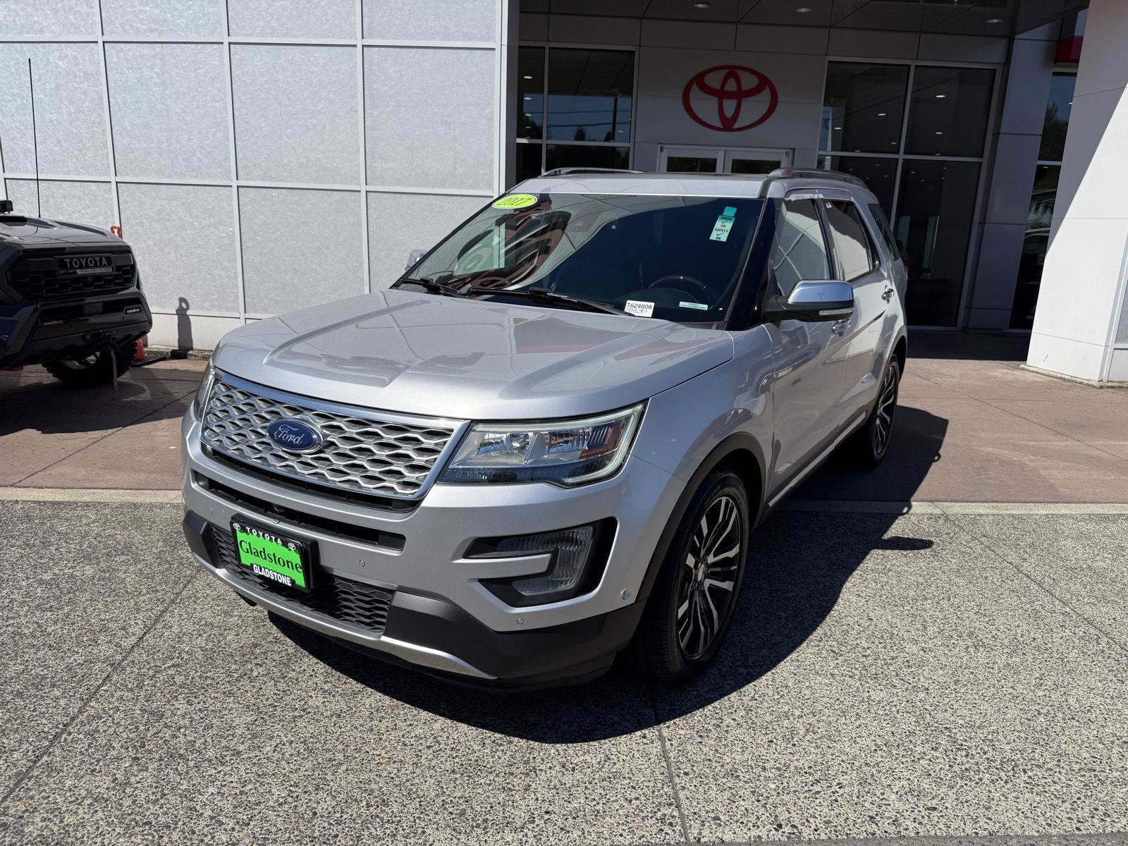 Used 2017 Ford Explorer Platinum AWD/4WD image 2