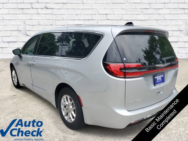 Used 2024 Chrysler Pacifica Touring-L FWD image 2