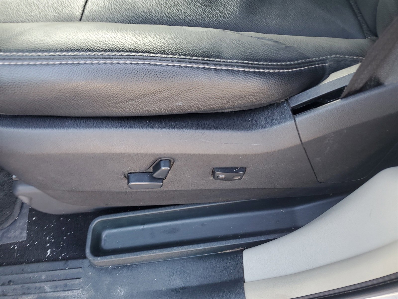 Used 2016 Chrysler Town & Country Touring image 17