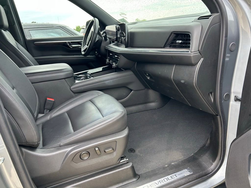 Used 2025 Chevrolet Suburban Z71 AWD/4WD image 3