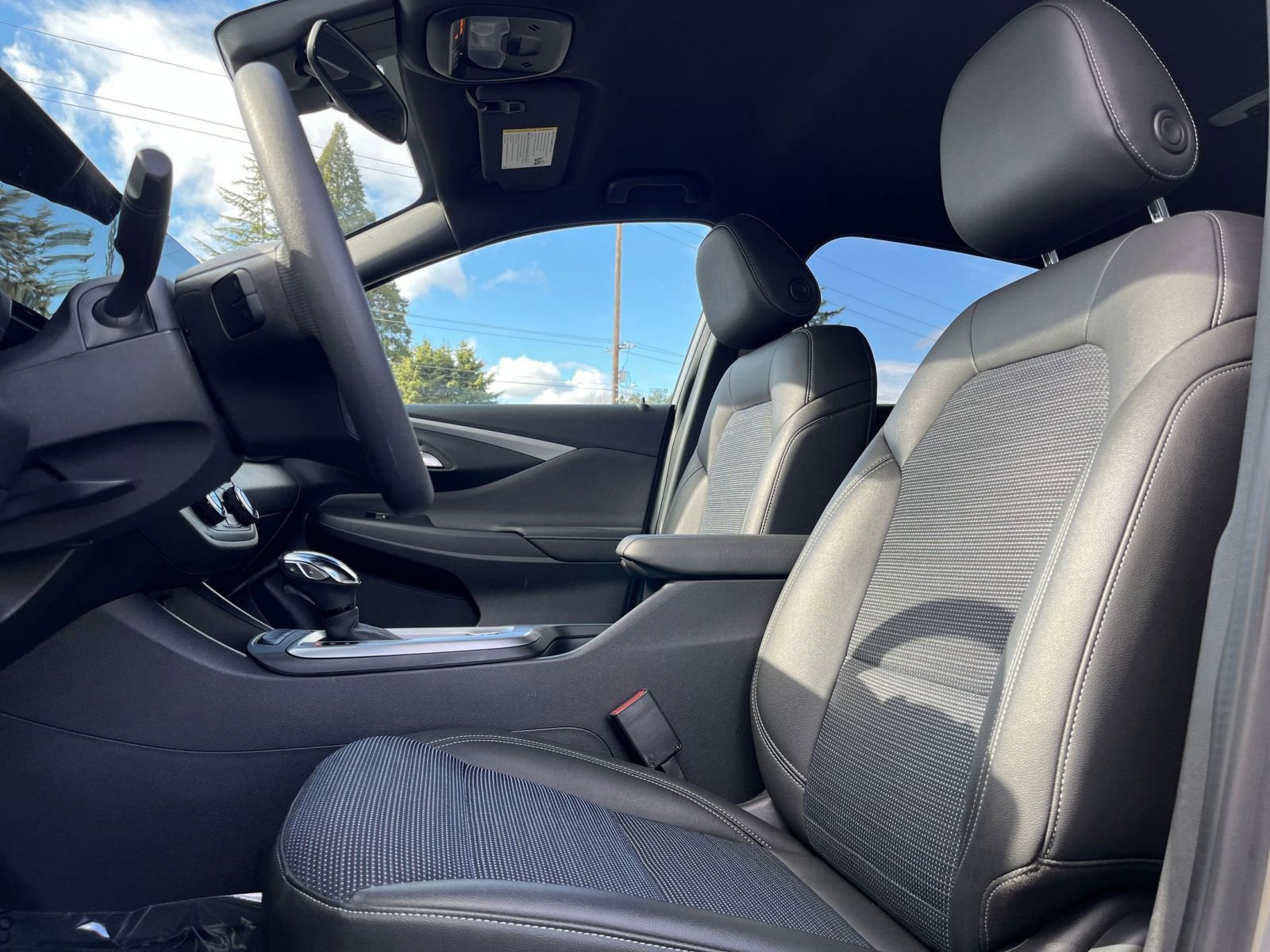 Used 2025 Buick Envista Preferred image 25