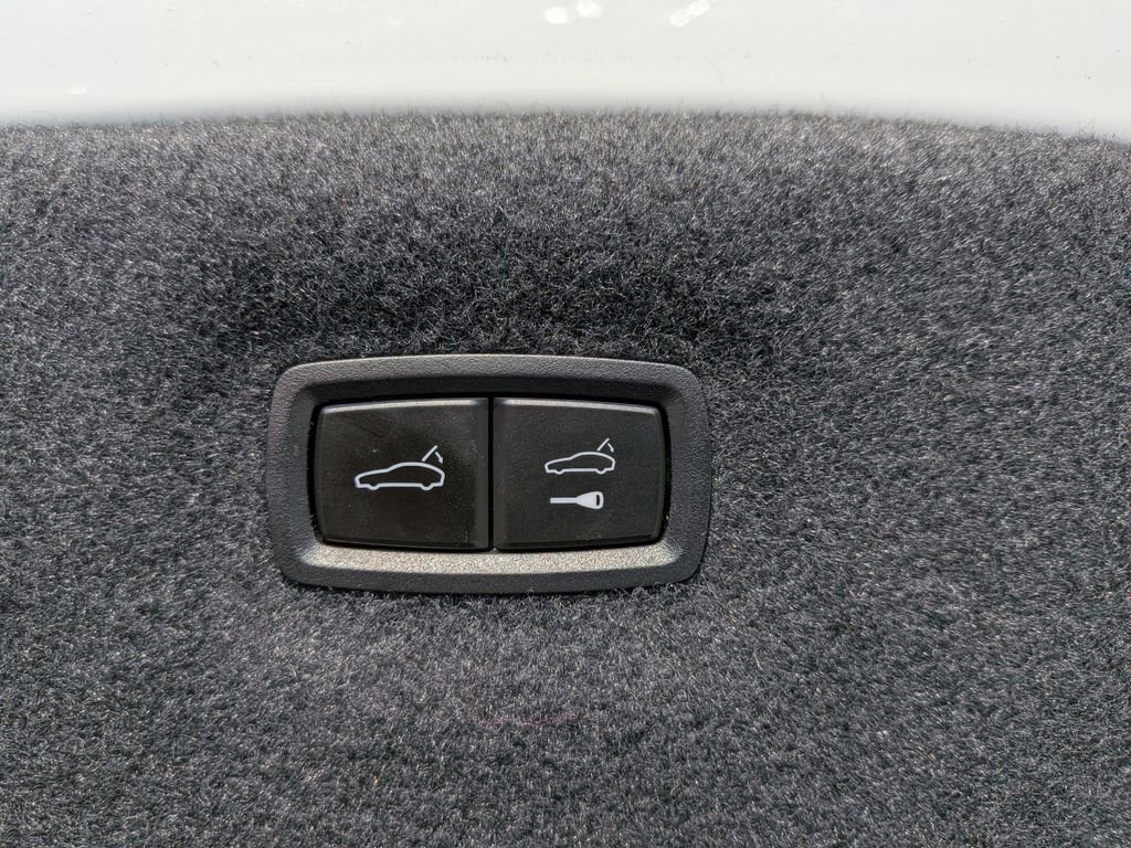 Used 2025 Porsche Taycan RWD image 31