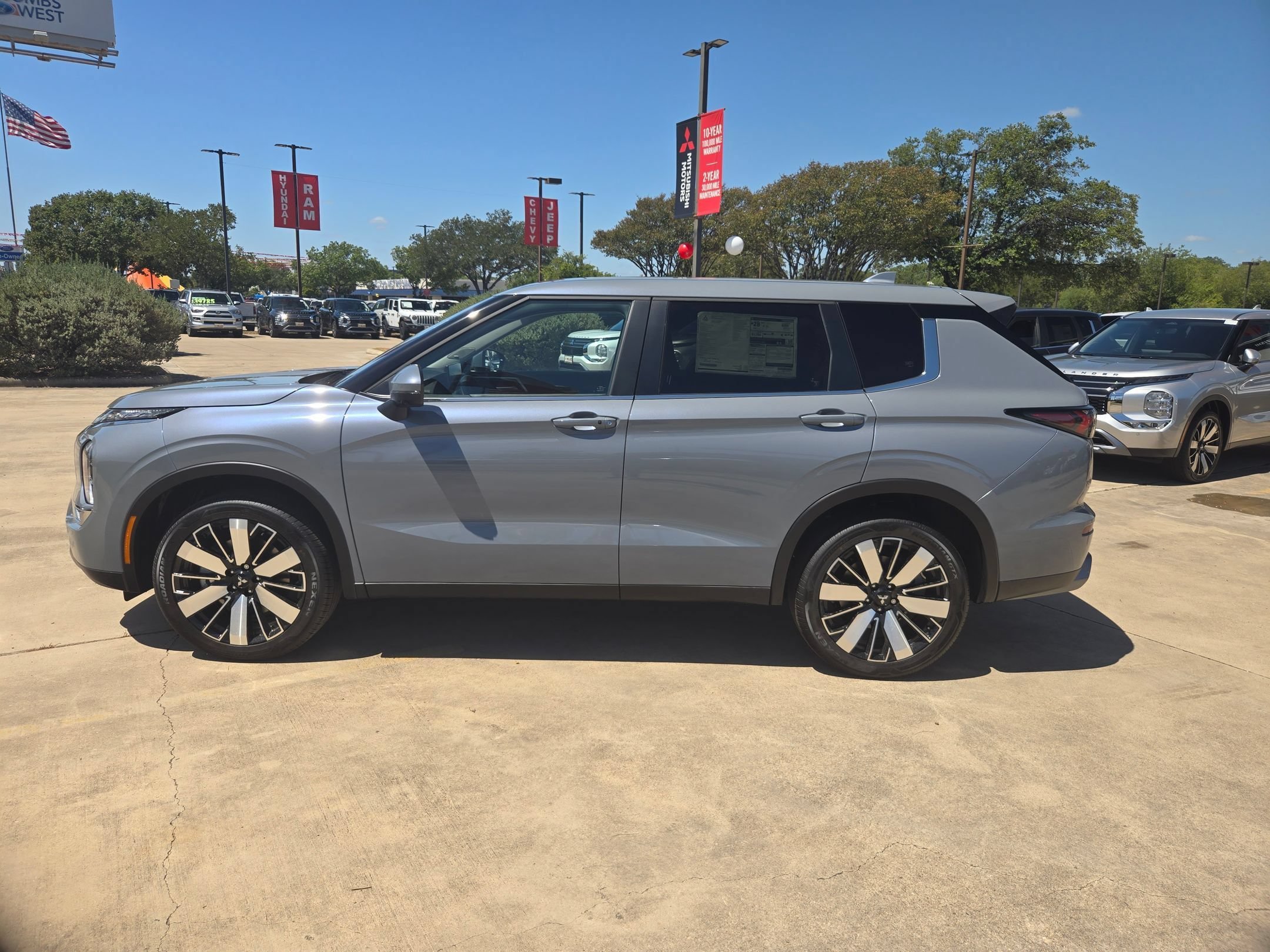 New 2026 Mitsubishi Outlander SE FWD image 2