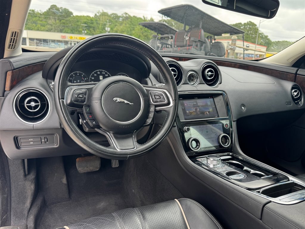 Used 2017 Jaguar XJ R-Sport image 10