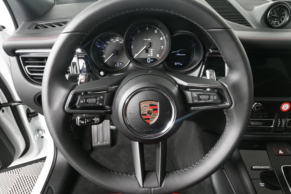 Certified 2025 Porsche Macan image 8
