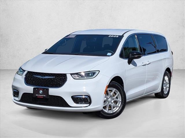 Used 2025 Chrysler Pacifica Select image 1