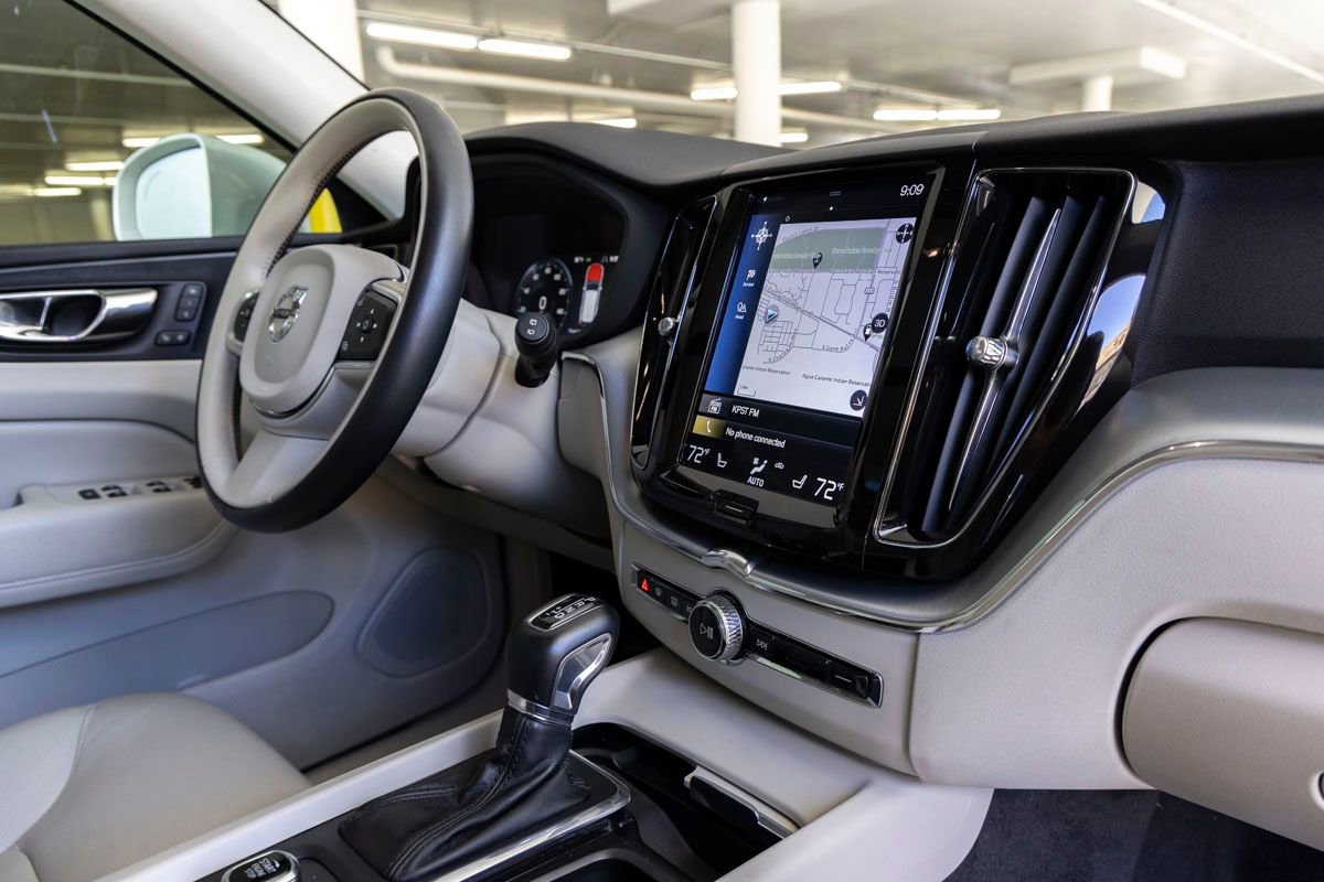 Used 2018 Volvo XC60 T5 Momentum w/ Vision Package image 29