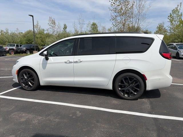 Used 2023 Chrysler Pacifica Touring-L w/ Uconnect Theater Family Group AWD/4WD image 10