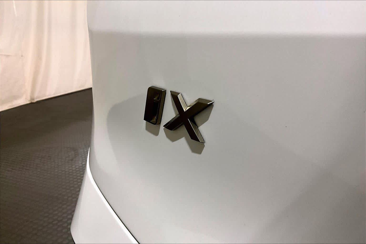 Used 2024 BMW iX xDrive50 w/ Premium Package AWD/4WD image 9