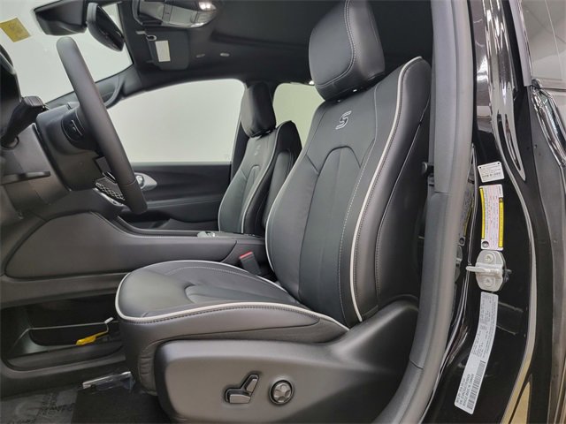 New 2026 Chrysler Pacifica Limited w/ S Appearance Package image 14