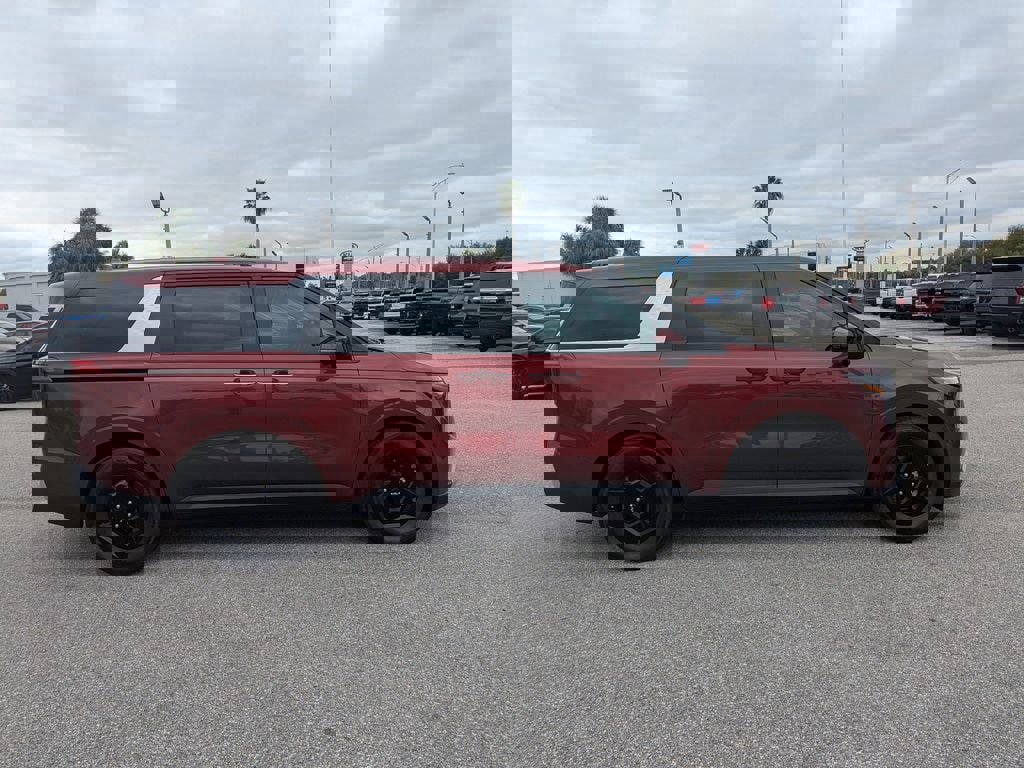 Certified 2025 Kia Carnival image 3