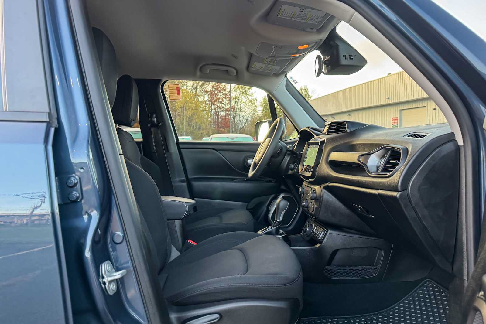 Used 2023 Jeep Renegade Latitude AWD/4WD image 9