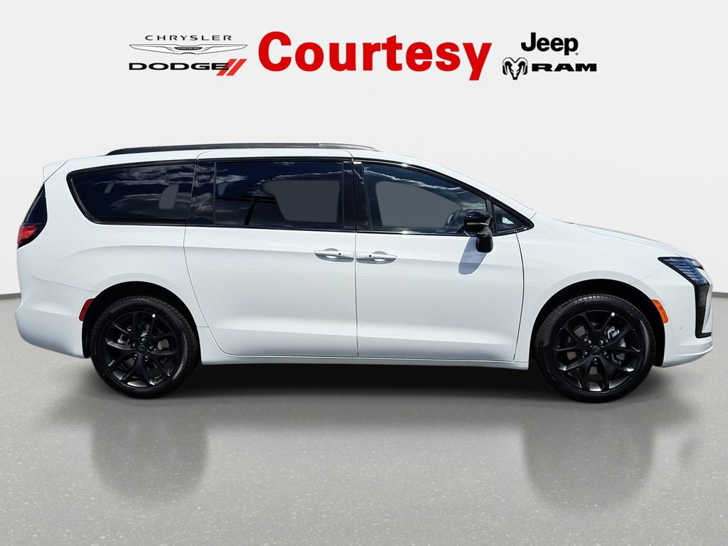 New 2027 Chrysler Pacifica Limited AWD/4WD image 2