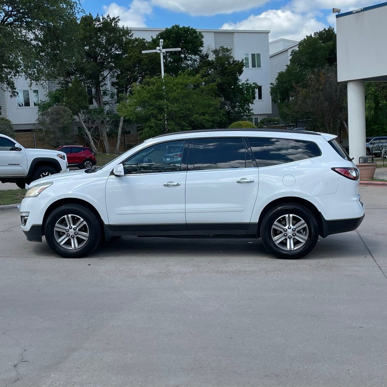 Used 2017 Chevrolet Traverse LT FWD image 3