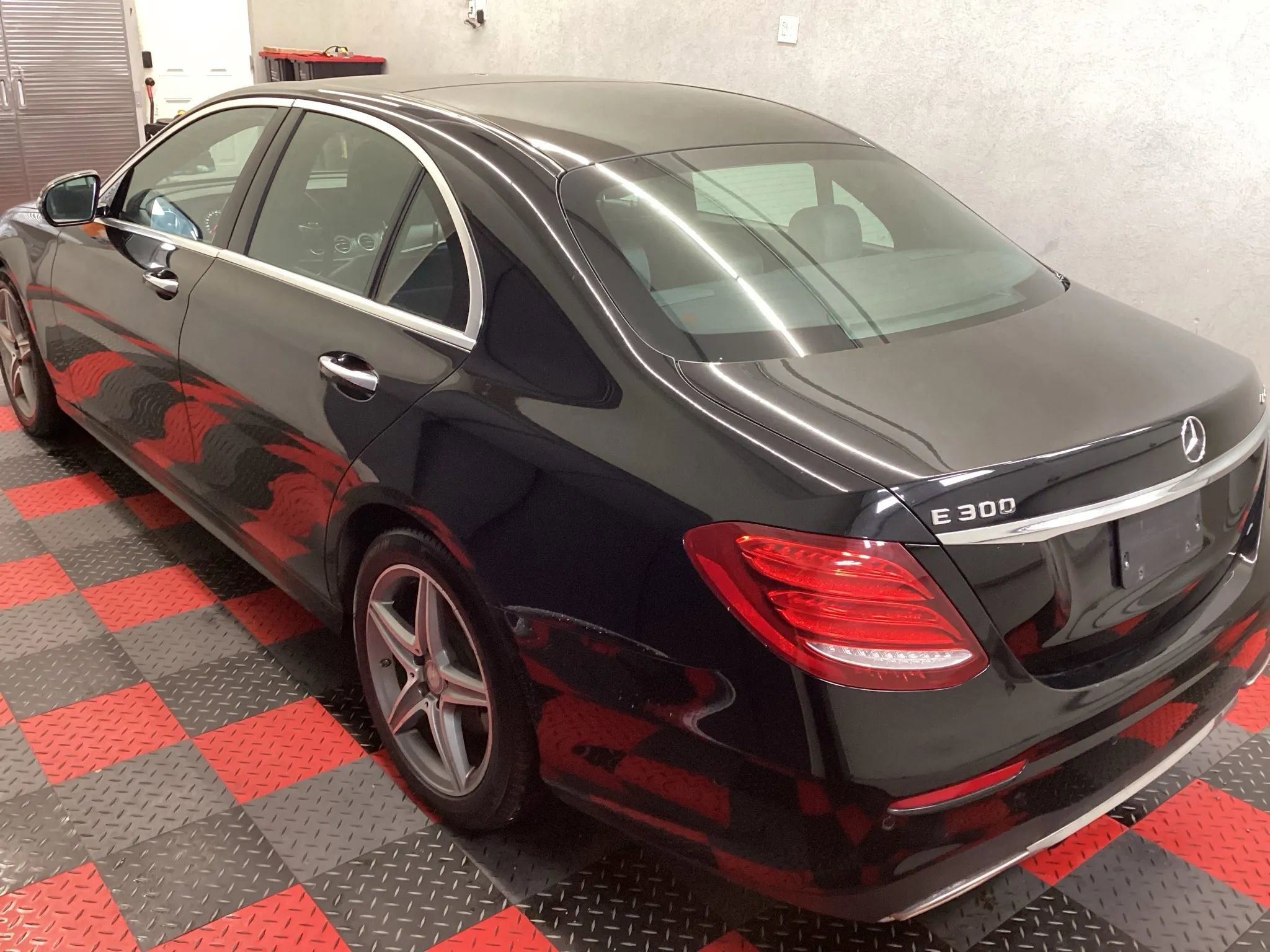 Used 2017 Mercedes-Benz E 300 4MATIC image 4
