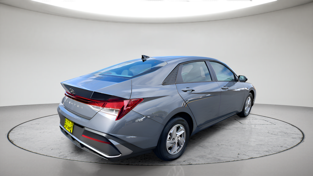 Used 2026 Hyundai Elantra SE FWD image 3