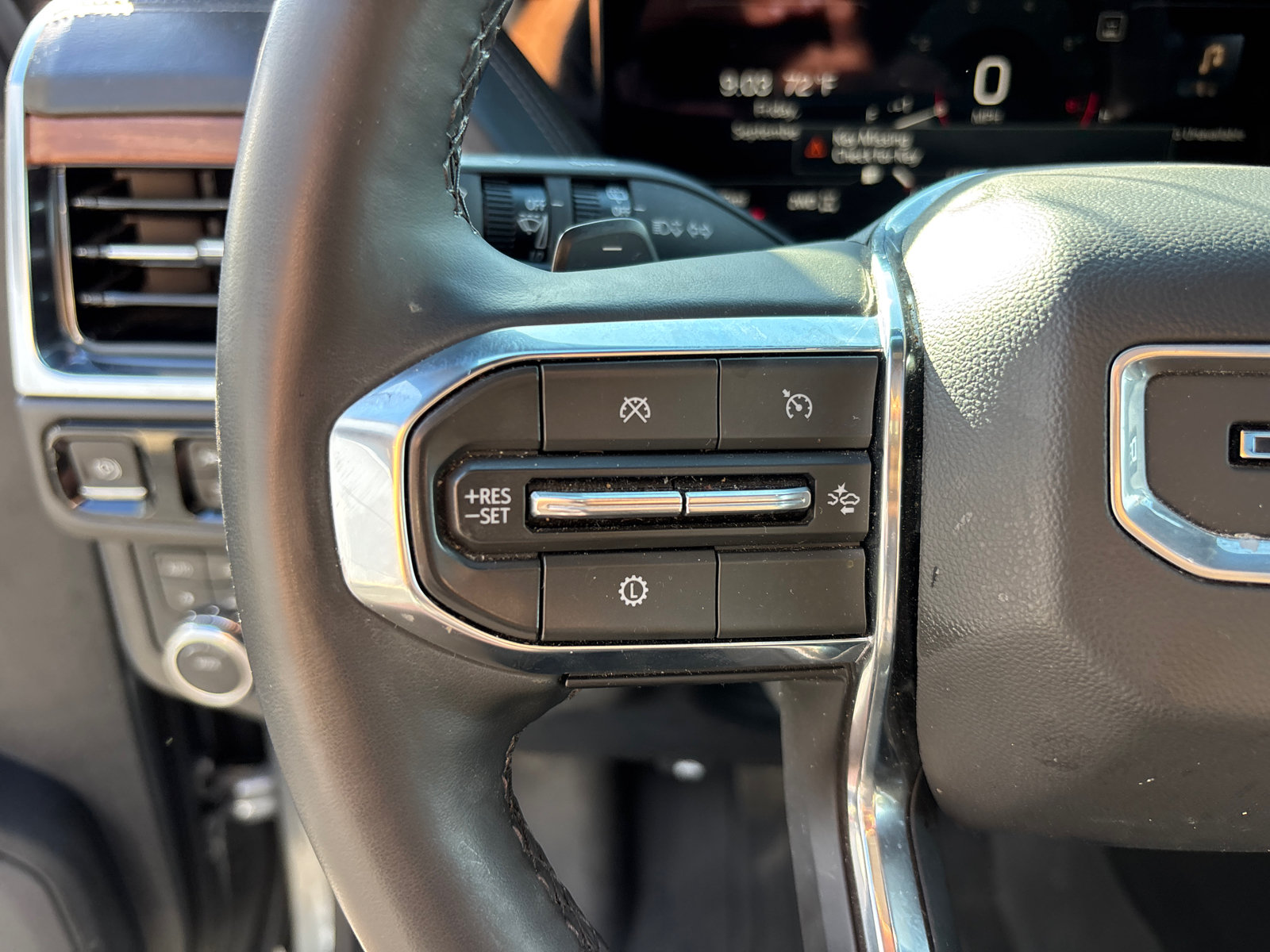 Used 2025 GMC Yukon Denali w/ Sun & Power Step Package AWD/4WD image 17