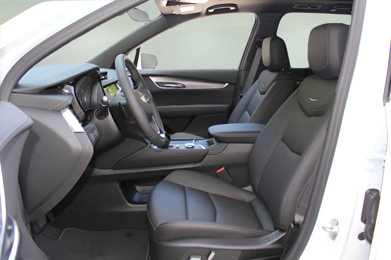 New 2025 Cadillac XT6 Luxury FWD image 11