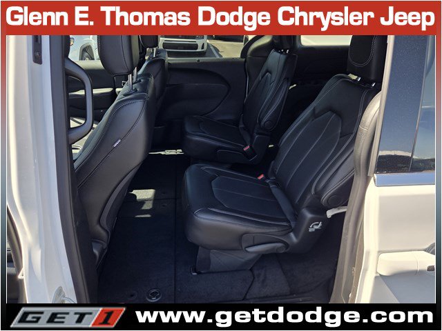 New 2027 Chrysler Pacifica Select FWD image 9