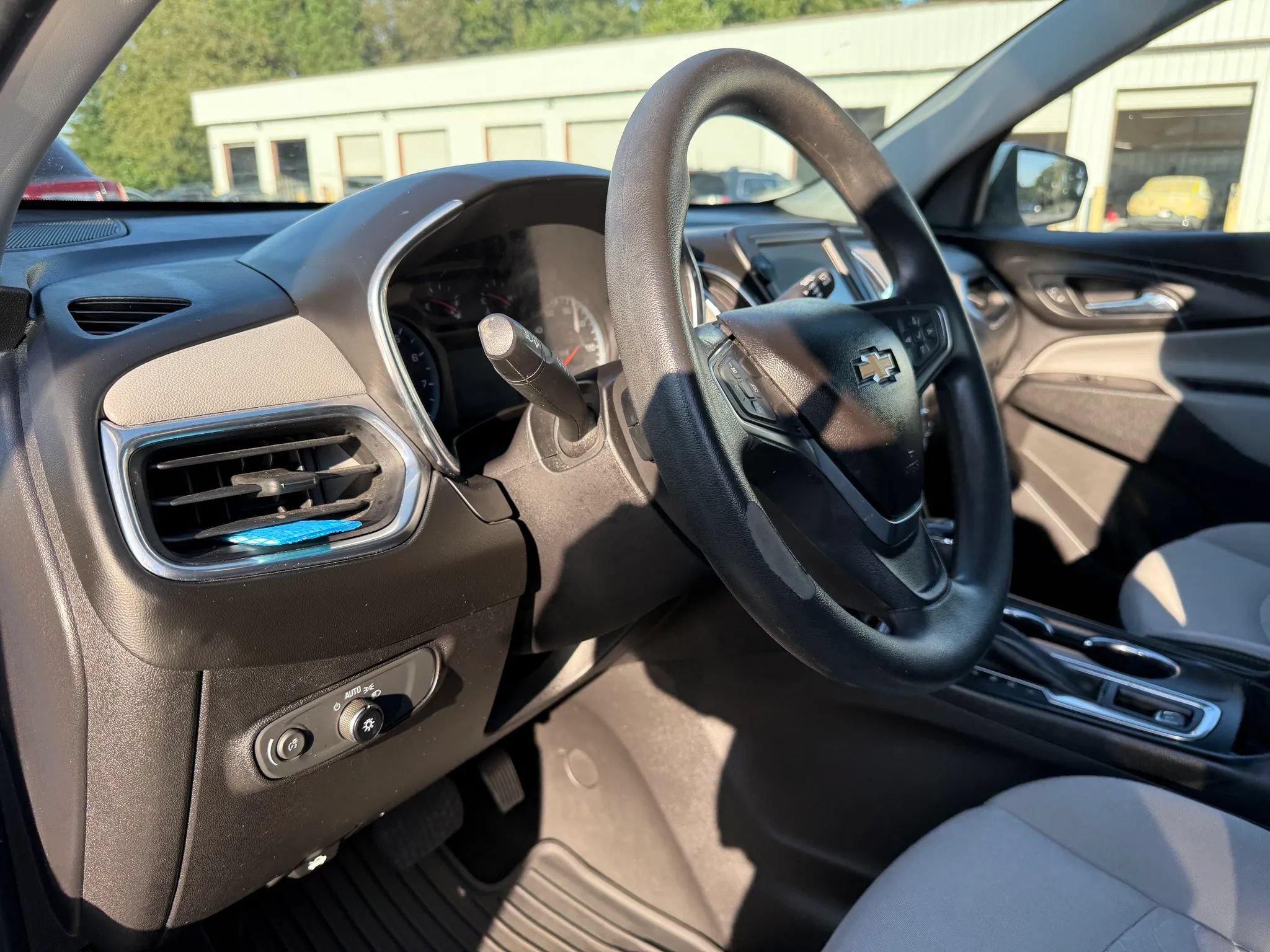 Used 2018 Chevrolet Equinox LT w/ LPO, Cargo Package AWD/4WD image 17