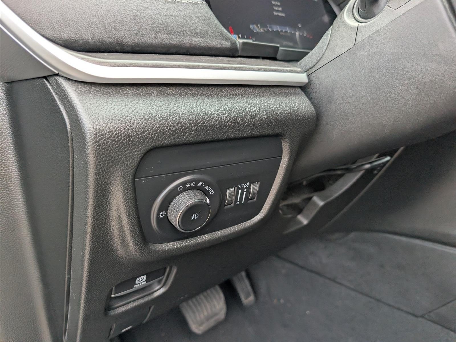 Used 2022 Jeep Grand Cherokee L Limited AWD/4WD image 24