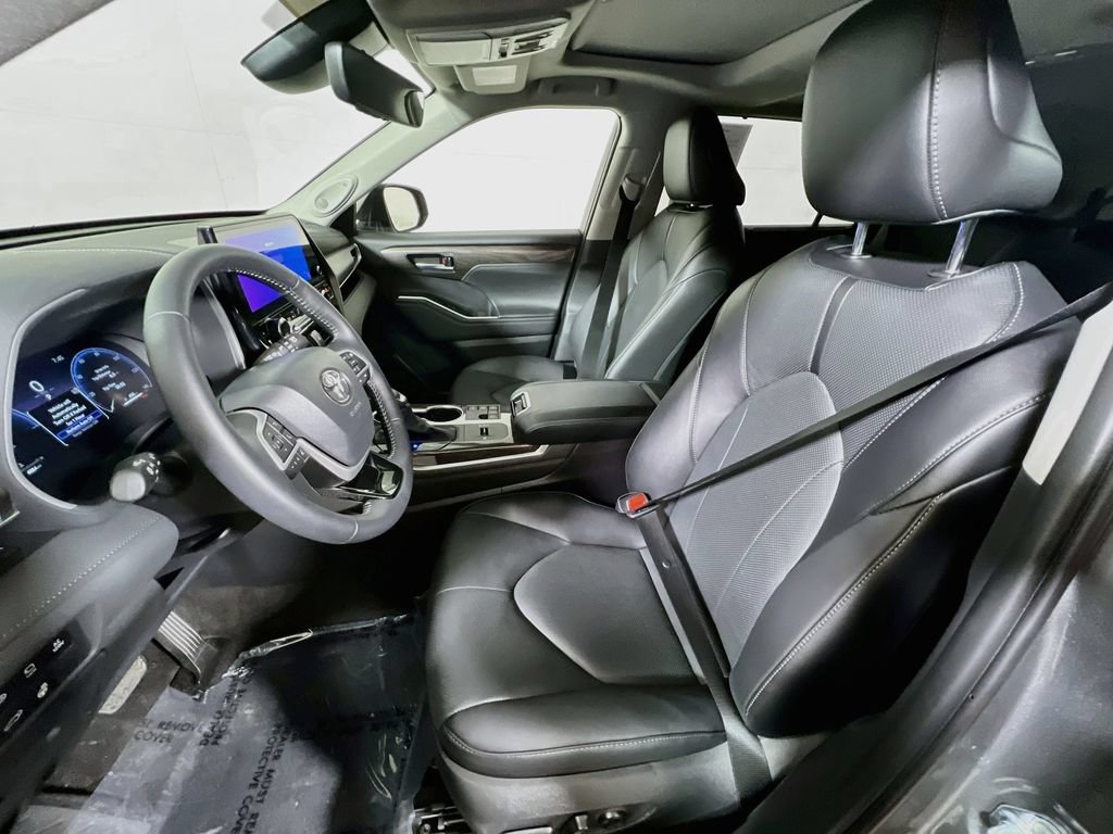 Certified 2026 Toyota Highlander Limited AWD/4WD image 18