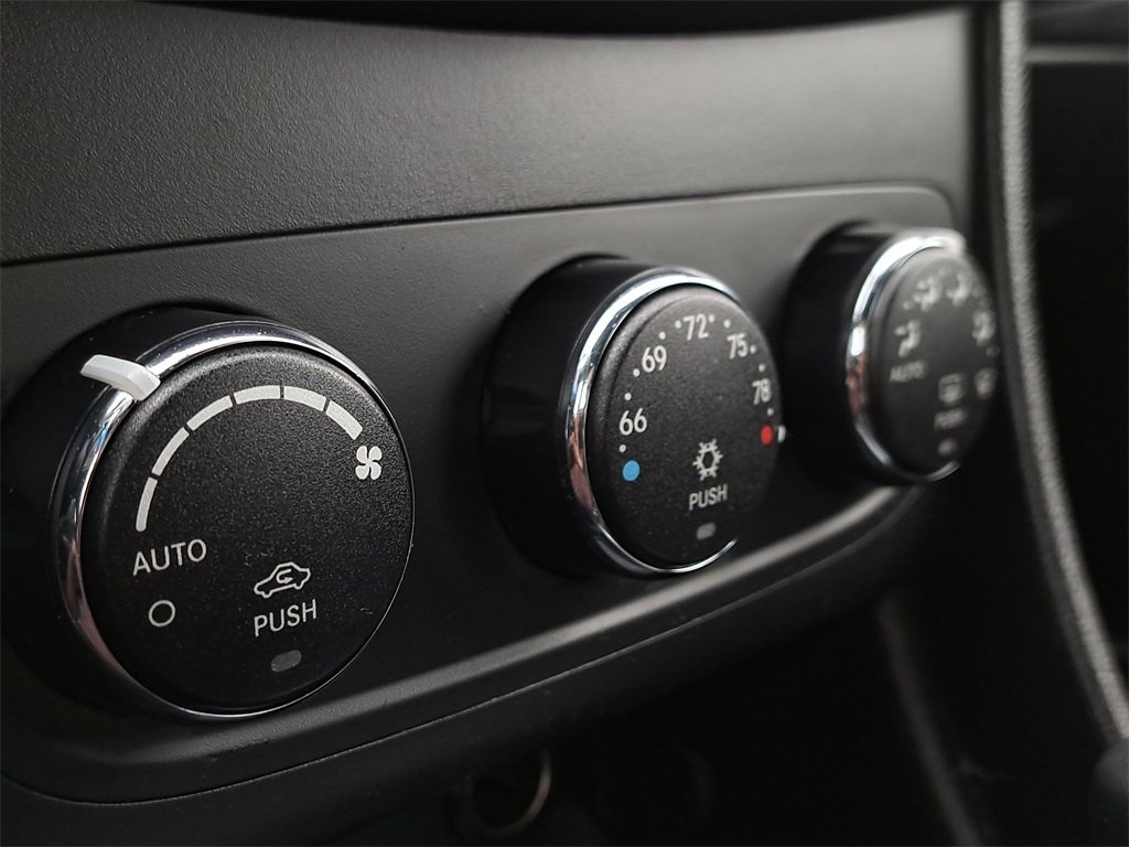 Used 2012 Dodge Avenger SXT image 28