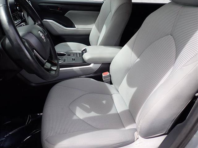 Used 2020 Toyota Highlander LE AWD/4WD image 14