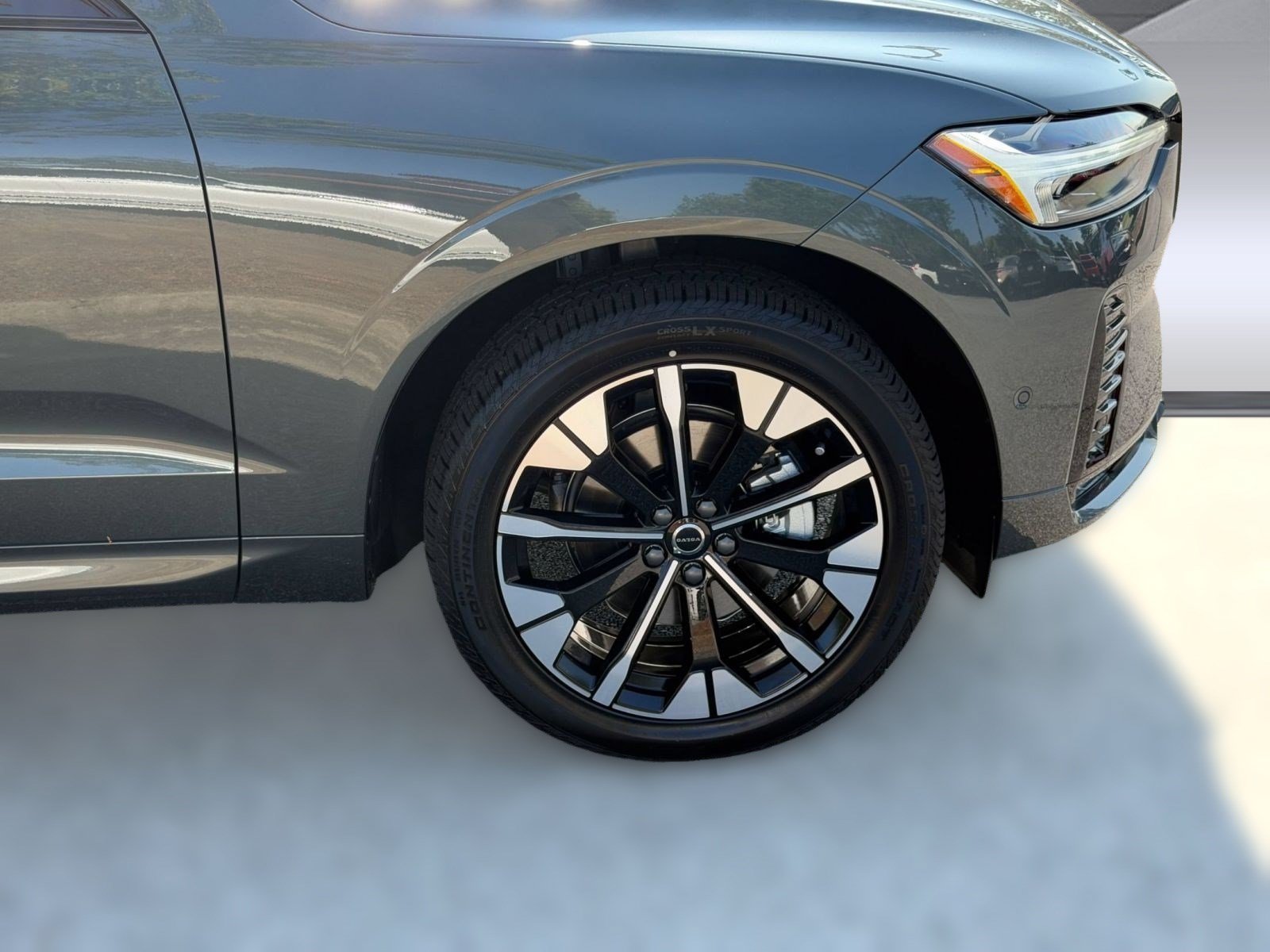 New 2027 Volvo XC60 B5 Plus AWD/4WD image 13