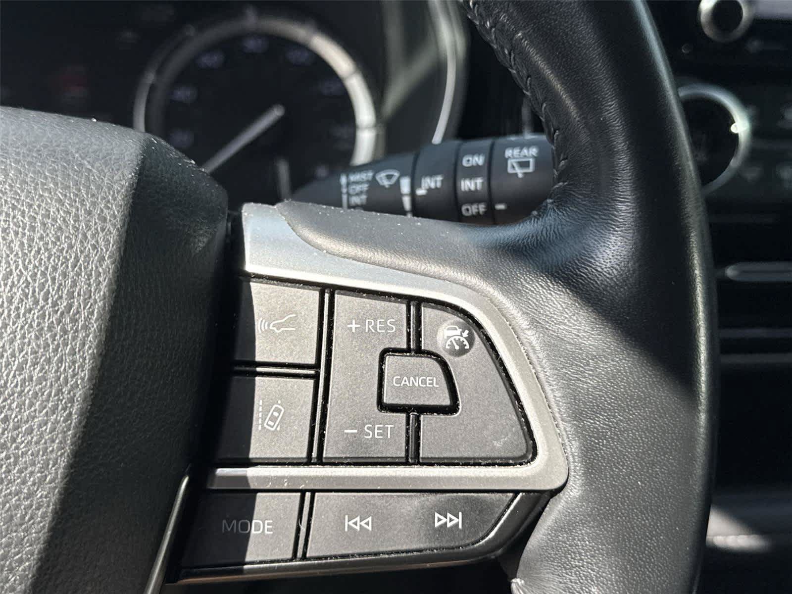 Used 2022 Toyota Highlander XLE AWD/4WD image 16