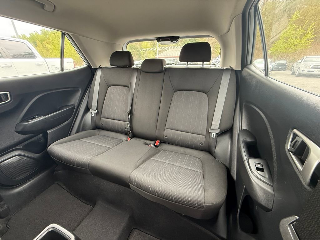 Used 2022 Hyundai Venue SE FWD image 12