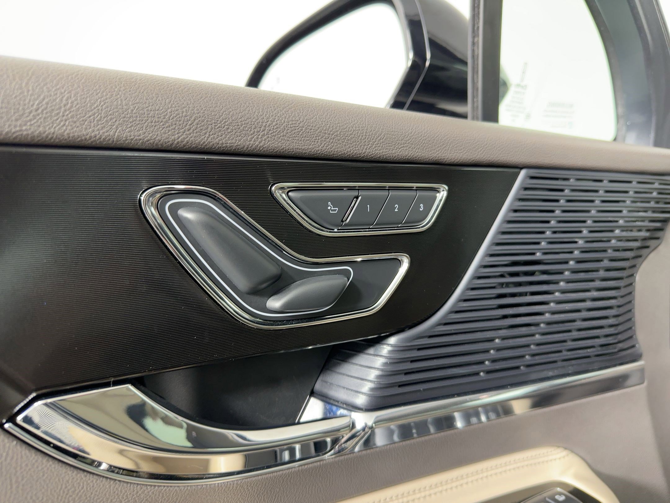 Used 2021 Lincoln Corsair Standard w/ Equipment Group 101A image 23