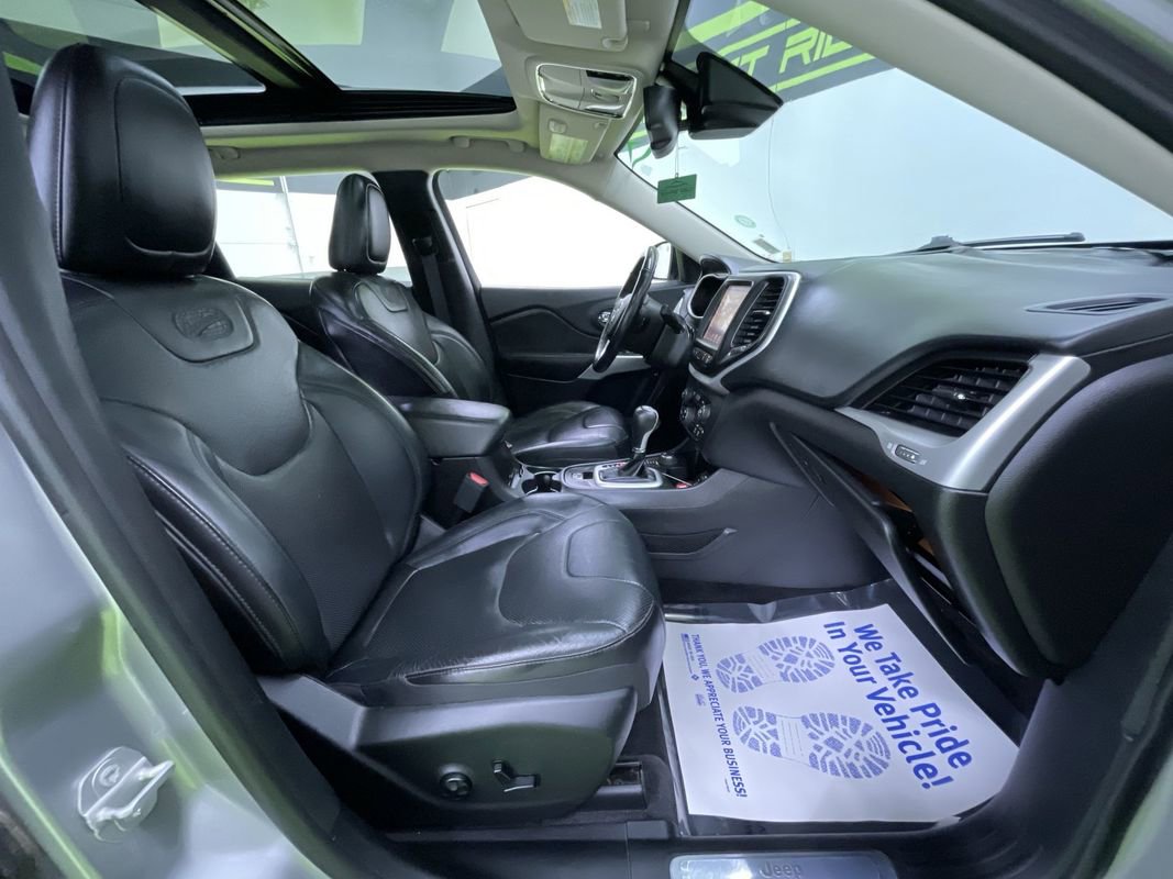 Used 2017 Jeep Cherokee Overland w/ Technology Group image 30