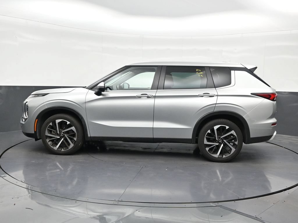 Used 2023 Mitsubishi Outlander SE FWD image 2